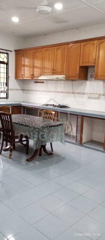 Bukit beruang 6 bedrooms semi D for rent 1