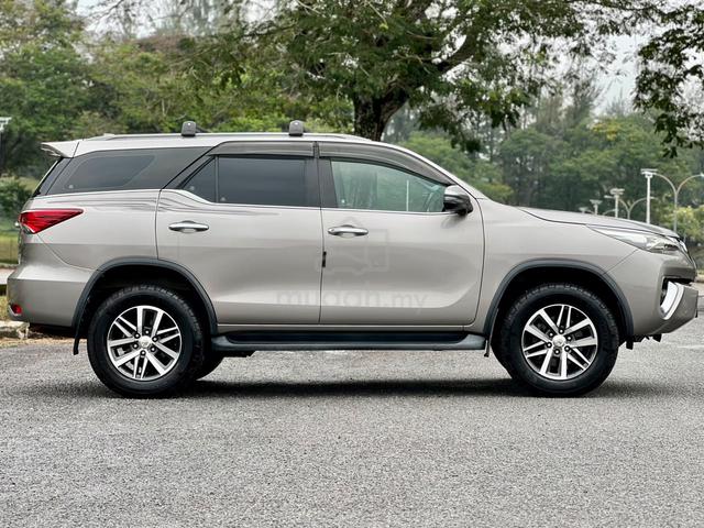 2018 Toyota FORTUNER SRZ 4X4 2.7 AT ONE OWNER - 4