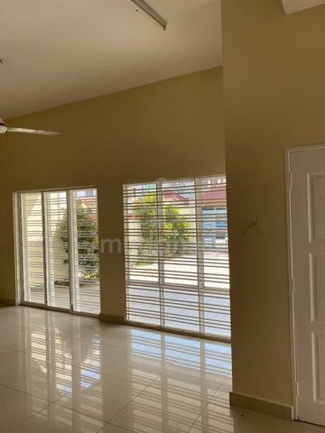 Below Market!!!!  Superlink  2Storey Intermediate Terrace, DKayangan 3