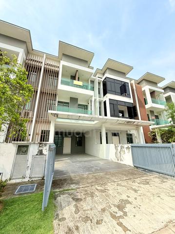 3 Storey Superlink 24x85 Facing Open Rooftop Pool Reflexion Pool Villa 1