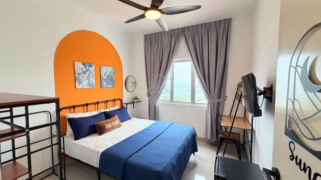 Queen Room w/ TV, Fridge & Aircon @ [Building] Sepang | Furnished 1