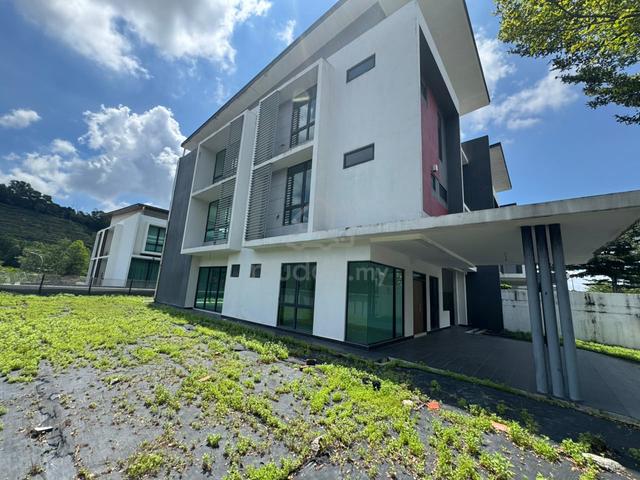 Limited 3 Storey Zero Lot Corner Bungalow, Perdana Heights Seksyen u10 1