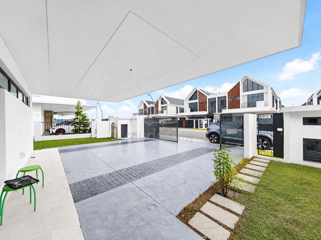 THE EIGHTH ELMINA GREEN Double Storey Semi D FREEHOLD INDIVIDUAL TITLE 1
