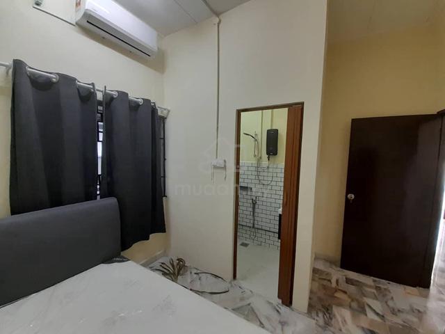 Larkin Bungalow House Master Room for Rent Near CIQ 1