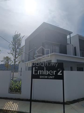 Rumah Teres bertingkat Kluang dengan pemandangan gunung lambak 1