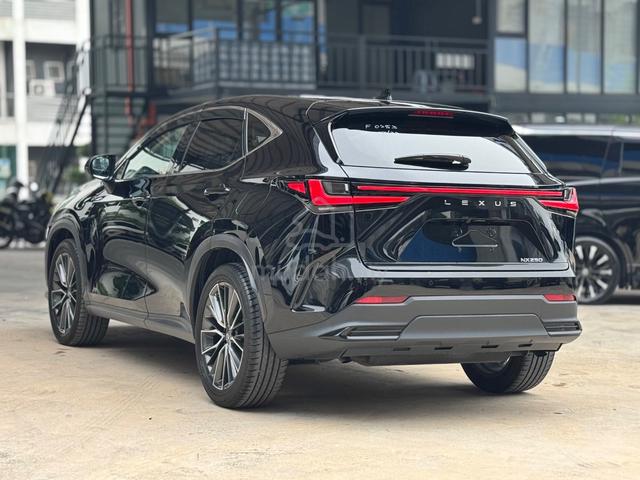 2022 Lexus NX250 Version L 2.5 / Black Interior - 4