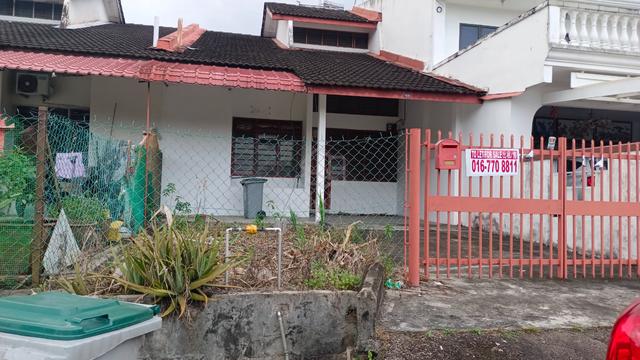 Johor Bahru aman Rinting 1.5 storey house 1