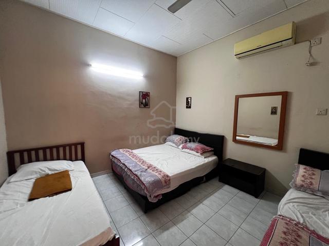 Middle Room For Rent 1