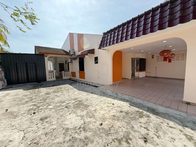 Taman Daya Jalan Nipah single storey terrace corner partial furnished 1