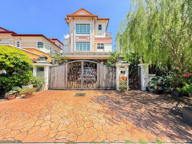 WELL MAINTAINED 2.5 Storey Bungalow, Le Putra Avenue, Seri Kembangan 1