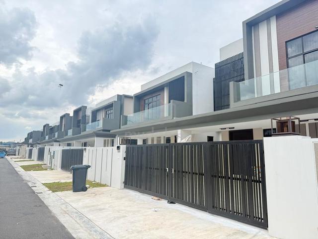 Brand New Original 2 Storey Semi D Taman Danga Sutera 1