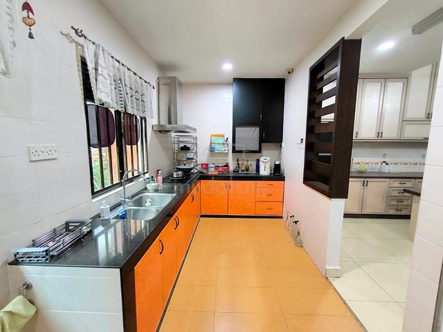 FACING GARDEN+ GOOD CONDITION Bandar Kinrara BK5B House For Rent 1