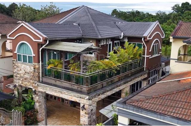 Good offer/ 10th miles/ 2 storey semi D/ 4 bedroom/ nice 1