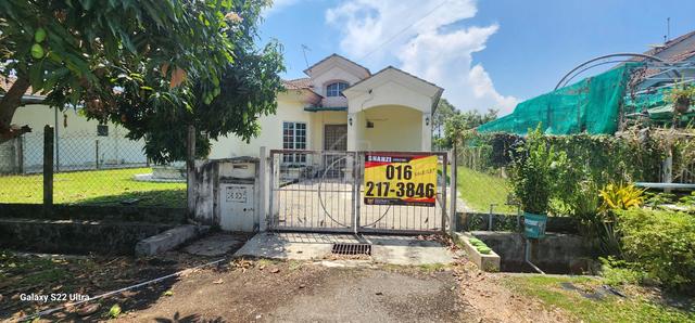 Banglo Setingkat Pantai Sepang Putra, Sepang 1
