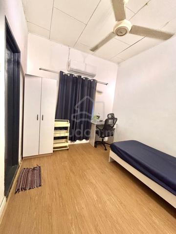 Connecting Toilet Non Sharing Room with Aircond untuk Wanita 1