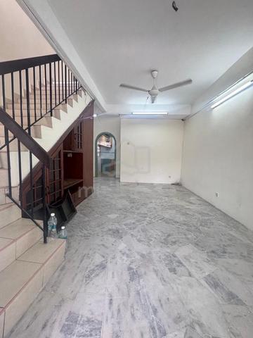 2 Storey Terraced House Fasa 9 Taman Sri Gombak cat baru depan padang 1