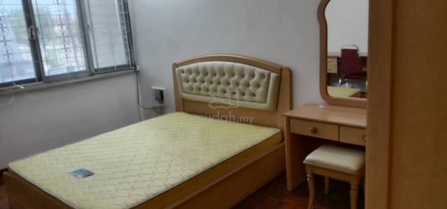 Queen size room for rent at ss2, PJ 1