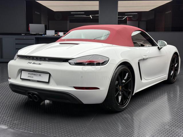 2023 Porsche BOXSTER 718 Free Service - 2
