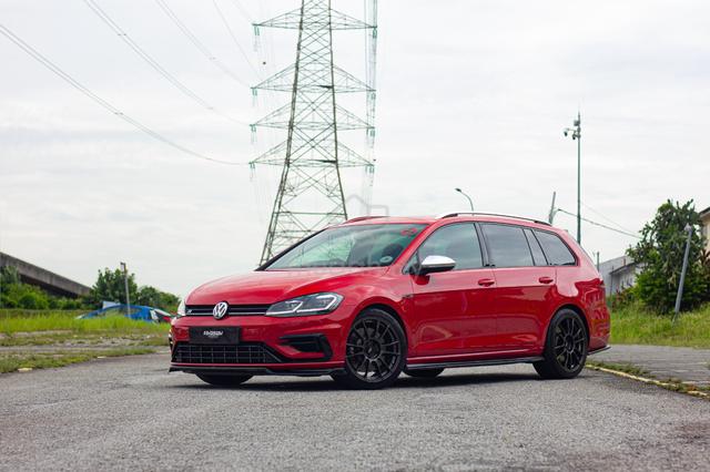2017 Volkswagen Golf R Wagon MK7.5 D/Owner - 1