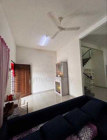 Middle Room (Fully Furnished with Air Cond) near Econsave Alma 1