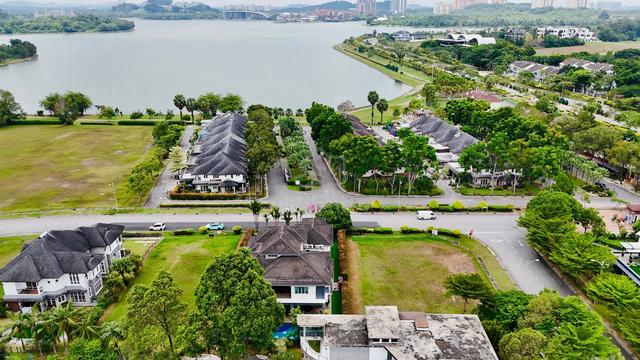 2.5 Storey Bungalow Perdana Lakeview East @ Cyberjaya For Sale 1