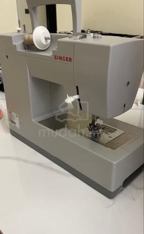 heavy duty singer sewing machine - photo 2 of 3