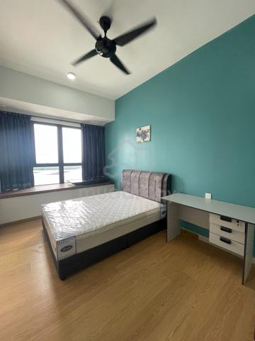 big room (sea view) at country garden danga bay for rent-near ciq 1