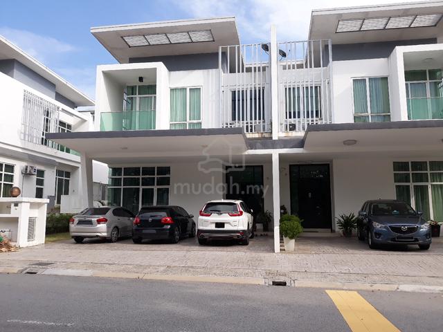 Clover Garden Residence - 2 storey, split level 1