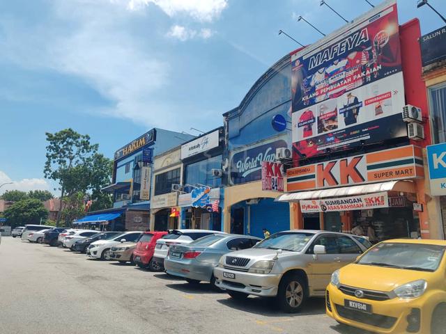 Shah Alam Seksyen 7 kedai hadap jalan besar dekat Uitm sekolah jakel 1