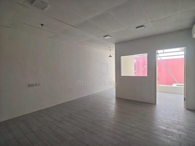 Central Plaza - office space (389 sqft) 1