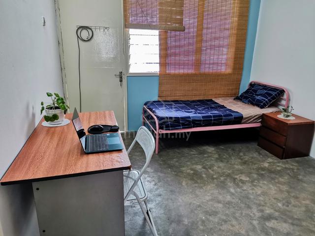 Nice PAINT QUEEN FURNISHED Room (3 Min WALK 🚶🏽 LRT Tmn Paramount) 1