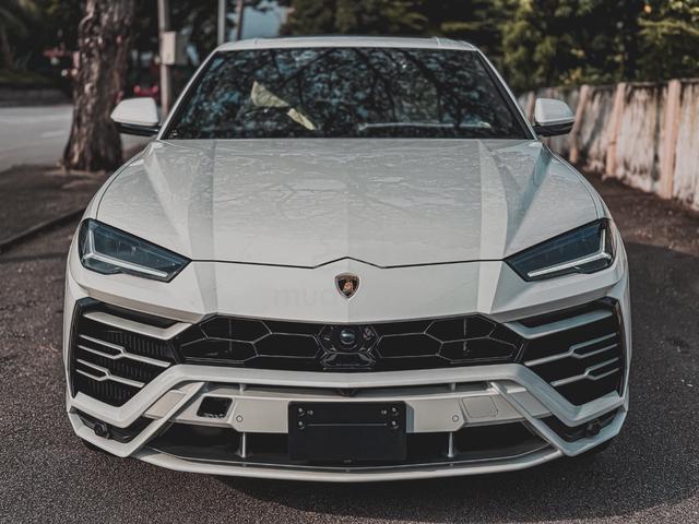 EXCLUSIVE 4SEAT AKRAPOVIC 22 Lamborghini URUS 4.0 - 3