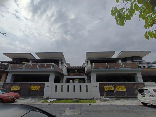 Super big Semi D renovated Brand new Semenyih Taman Desa kenanga 1