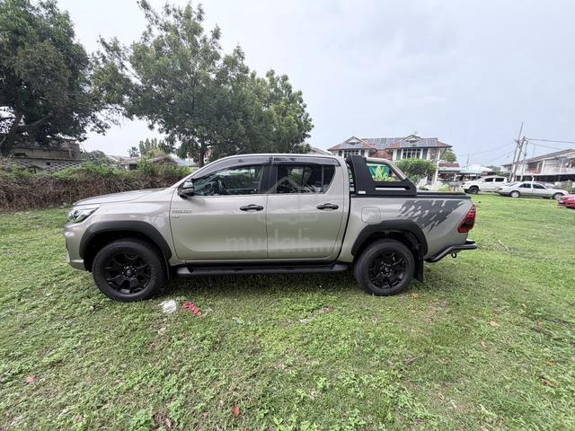 2020 Toyota HILUX 2.8 BLACK EDITION ROGUE LIKE NEW - 5