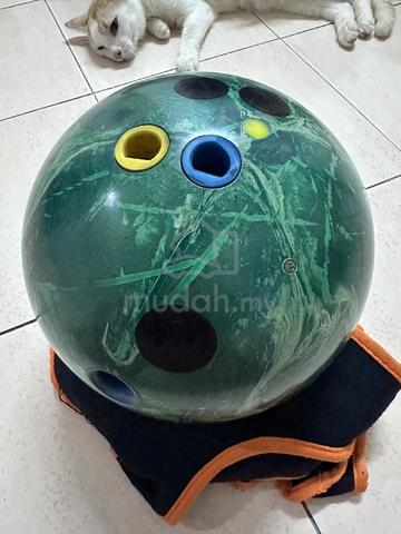 12Lb bowling ball - photo 2 of 3