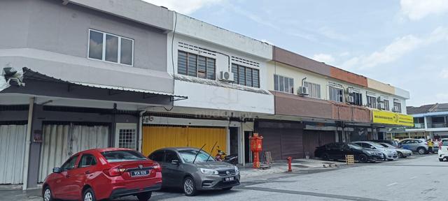Ground Floor main road Residential area Bukit Serdang Seri Kembangan 1