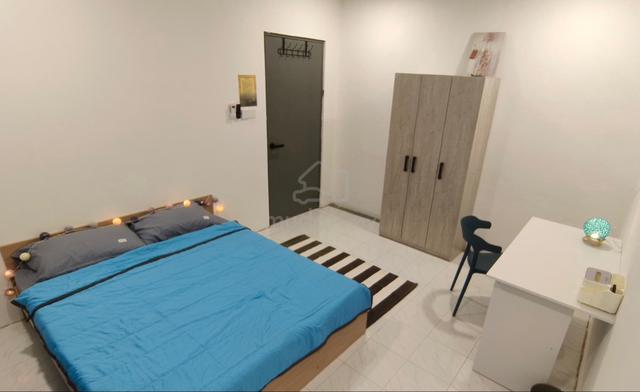 Big Room QueenBed with Windows For Rent - Taman Kolombong 1