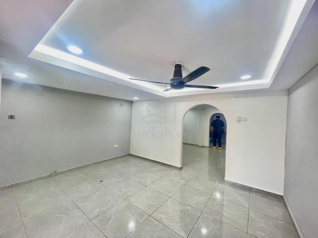 (NEWLY REFURBISHED)2.5 Storey House PJS 6 Petaling Jaya Selatan 1