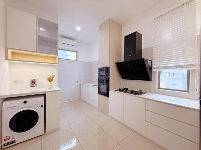 Complete Unit Full Loan Freehold 5B+3B Double Storey Bukit Katil JpJ 1