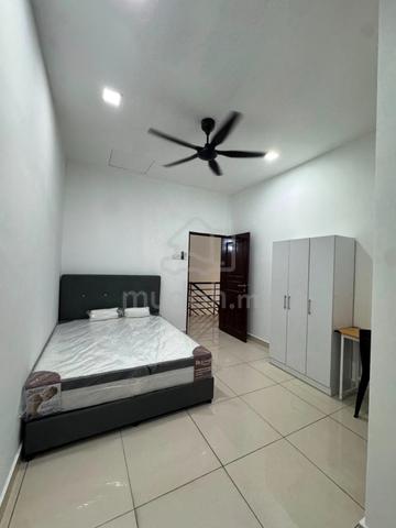 Bandar Puteri Klang Low Deposit Room For Rent Double Sty Near Highway 1