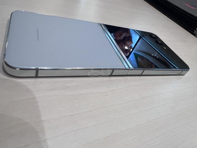 samsung z flip 5 256g - photo 4 of 4