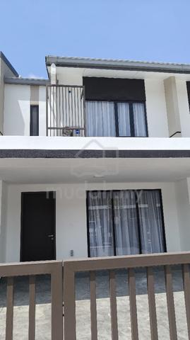 Beautifully Fitted & Ready to Move In – Intermediate 2-Storey Terrace  1
