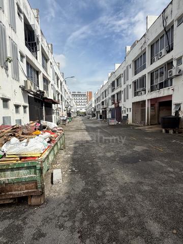 setia taipan, facing main road. 4