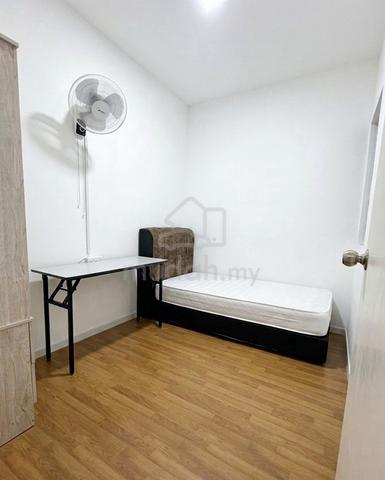 Middle room for rent 1