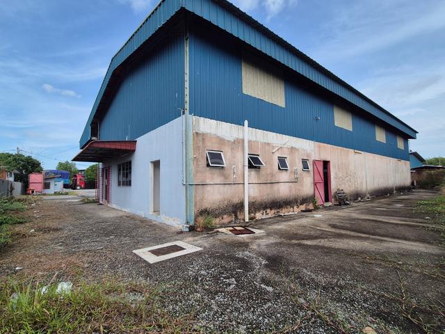 Warehouse with huge land at Gangsa durian tunggal for sale 1