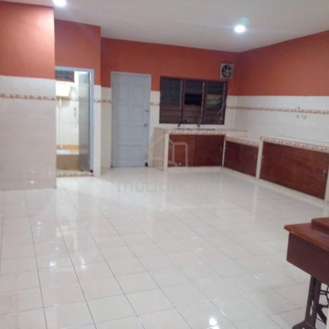 Huge 1tibgkat terrace sudah renovated habis, tak Ada downpayment give 3