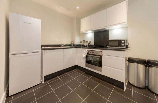 New Double bedroom c/w bathroom in large landed house to rent 3
