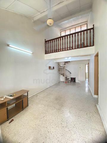 1.5 Storey House Taman Molek Renovated G&G Low Deposit 1