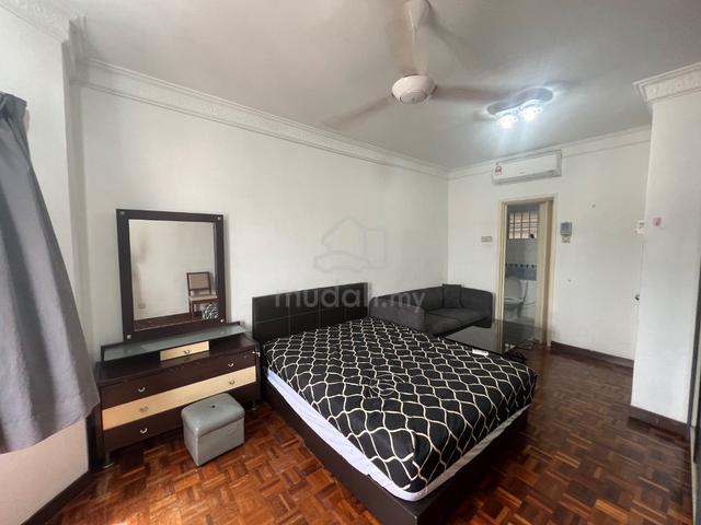 Near LRT Ara Damansara - male master room ( Puncak Seri Kelana condo ) 1