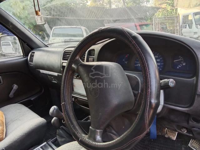 2004 Toyota HILUX 2.8 (M) - 4
